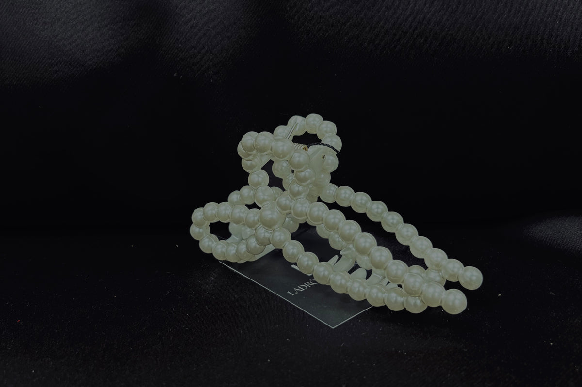 PEARL HAIR CLAW CLIPS